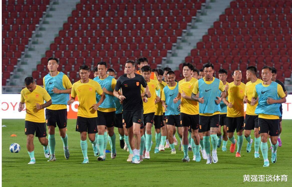 中国男足战胜弱旅泰国队，韦世豪的表现值得称赞，武磊不如他吗？(3)