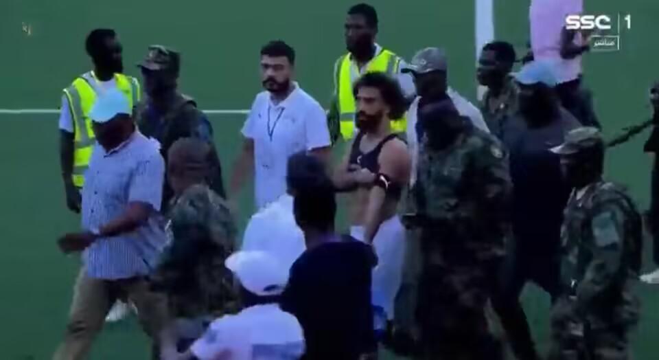 非洲区预选赛中有球迷试图攻击萨拉赫，军警介入保护萨拉赫离场(1)