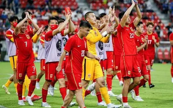 1-2遭逆转！中国男足又闹笑话，主帅被批平庸，日本U22大胜阿根廷！