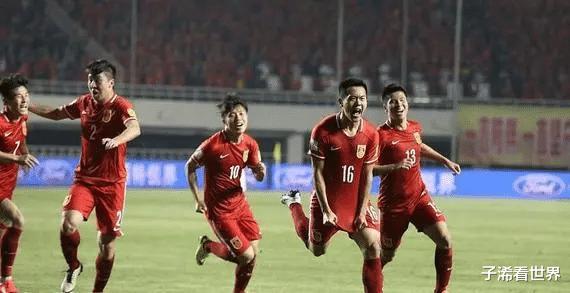 突发！上海媒体曝出争议猛料：国足再度陷入争议，球迷批评声一片(1)
