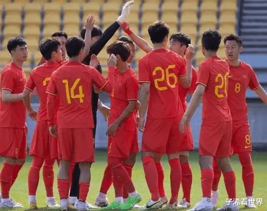 突发！上海媒体曝出争议猛料：国足再度陷入争议，球迷批评声一片(4)