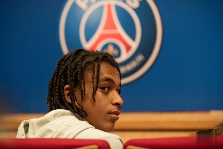 记者：姆巴佩16岁弟弟伊桑将进入巴黎VS多特欧冠大名单