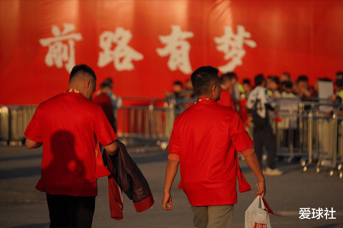 我给中国男足找客观原因，为何中国男足连输阿曼香港？