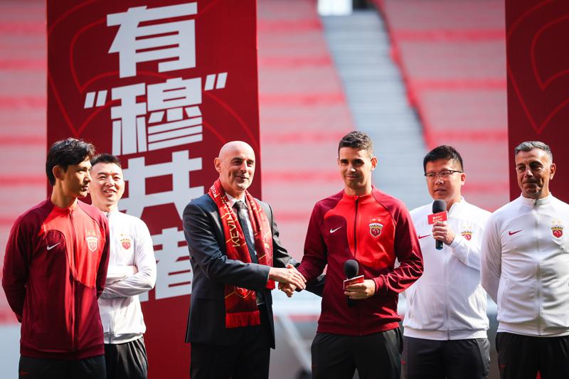 2024中国足协杯在沪抽签，王燊超：期待尽快举起第一座足协杯冠军奖杯！(3)