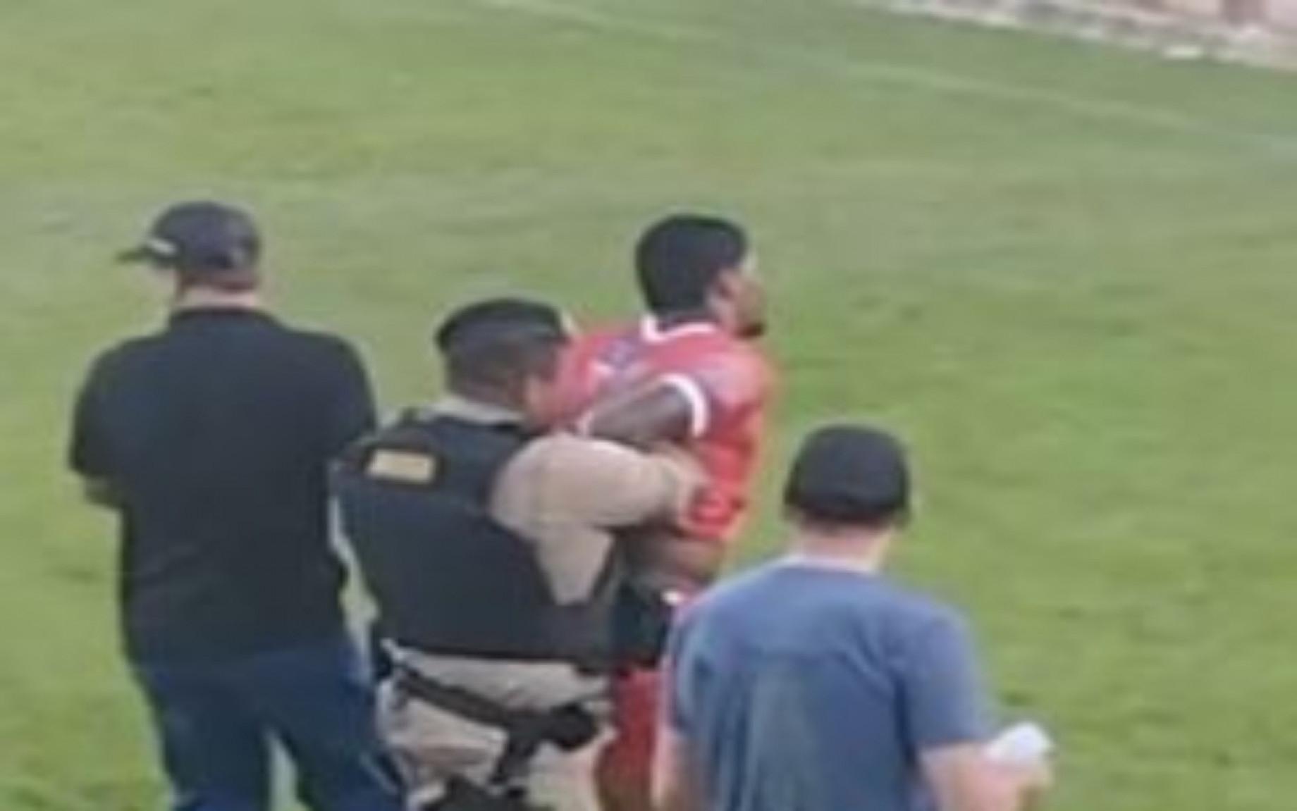 巴西足坛惊人一幕：警察冲进球场逮捕门将，因其是被通缉的毒贩(1)
