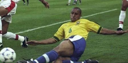 巴西足球史上十位最伟大的巨星，贝利第一，罗纳尔多能排第二吗(6)