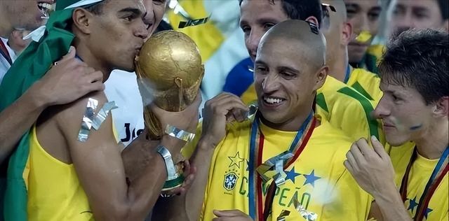 巴西足球史上十位最伟大的巨星，贝利第一，罗纳尔多能排第二吗(7)