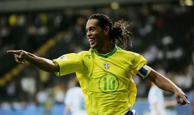 巴西足球史上十位最伟大的巨星，贝利第一，罗纳尔多能排第二吗(31)