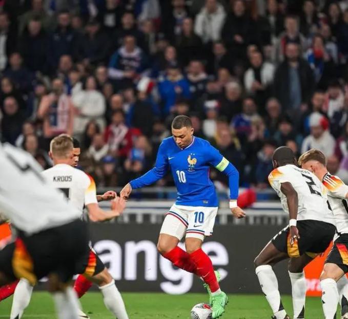 法国0-2，令欧洲杯争冠变天！短板明显，姆巴佩无奈，4冠豪门复苏