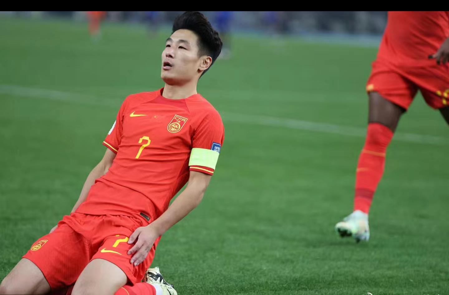 国足赛后！武磊自己拿着手机，坐在大巴车里，拍摄热情的中国球迷(1)