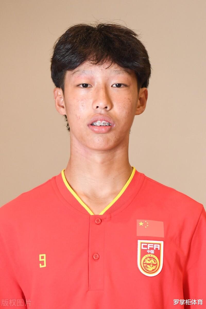 李金羽胆子真大！提拔17岁的新星踢中甲主力，如今他已成中国布冯(2)