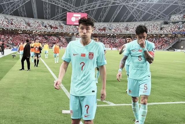 闹大了！韩媒评价中国足球属于亚洲三流，进不了前十，评论区笑死(3)