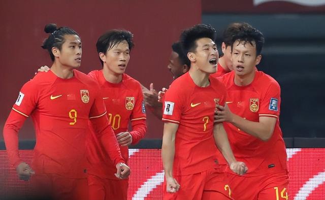 闹大了！韩媒评价中国足球属于亚洲三流，进不了前十，评论区笑死(17)