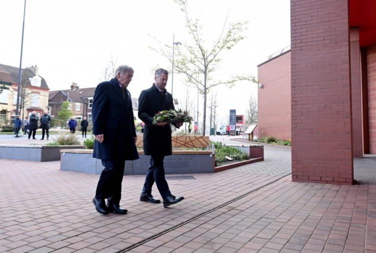 利物浦举办希尔斯堡惨案悼念活动，主教练、队长、CEO献花圈(2)