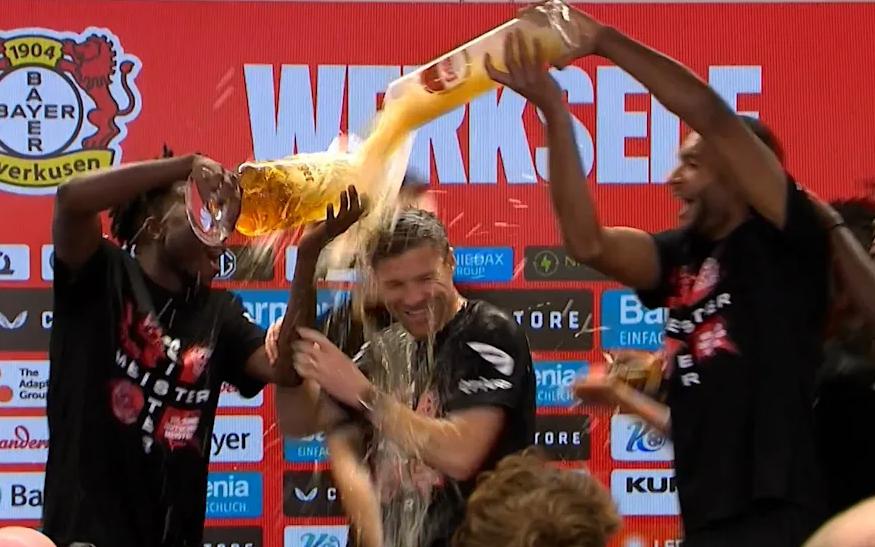 享受啤酒浴！图片报：阿隆索在夺冠后的新发上被球员浇了6升啤酒(1)