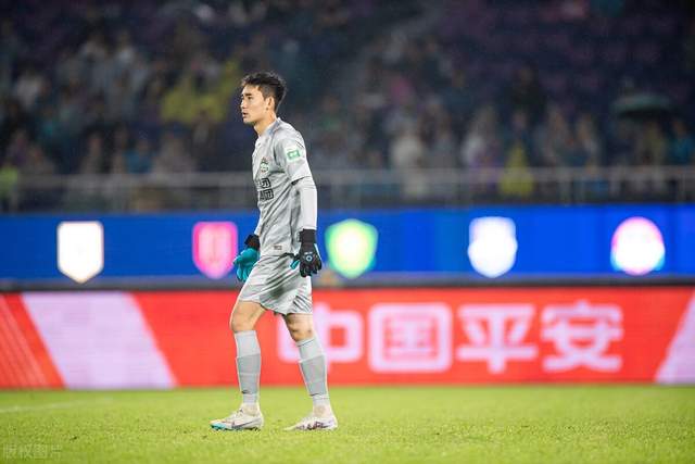 23岁年轻门将河南首秀便丢四个球，球迷非但不责怪反而鼓励球员(6)