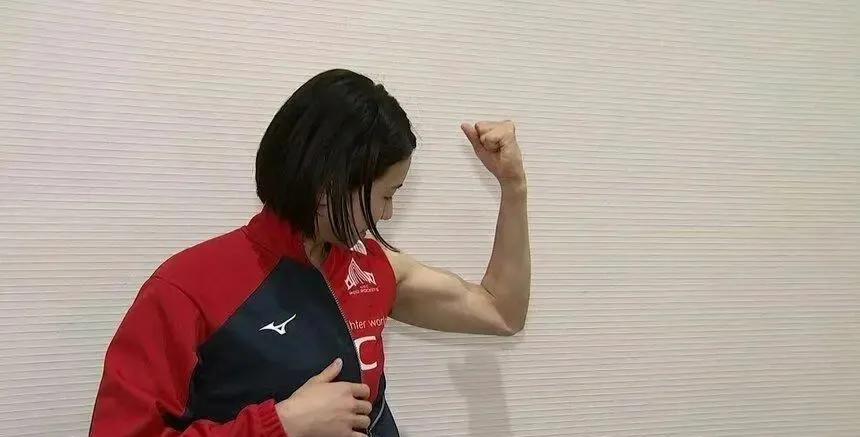 日本女排名将秀腹肌！目标是奥运资格！巴西接应受伤，或落选巴黎