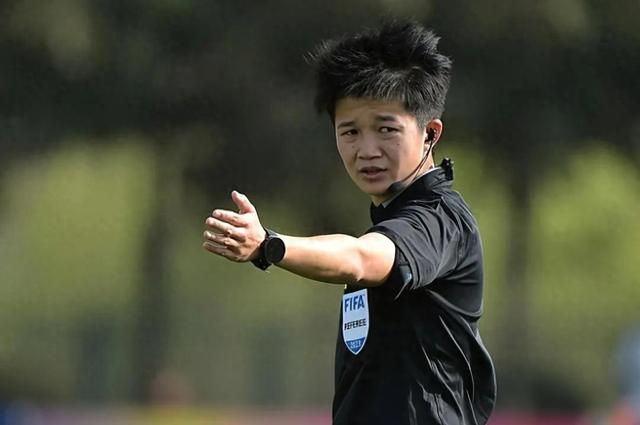 她成为首位主哨中国男足职业赛事正赛的女裁判，来自武汉体育学院